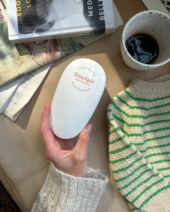 "REFRESH YOUR KNIT WITH PETITEKNIT" - LINT REMOVER fra PetiteKnit