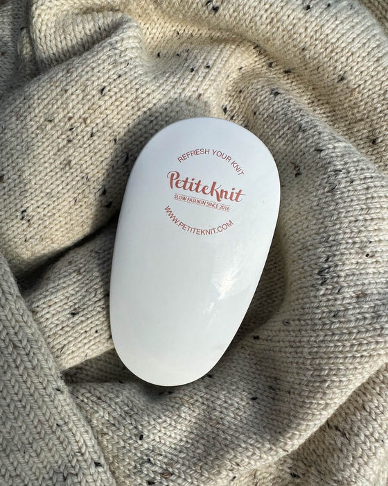 "REFRESH YOUR KNIT WITH PETITEKNIT" - LINT REMOVER fra PetiteKnit